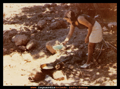  El oril
Inés (la carnicera) haciendo un guiso de campo,  la sartén en el oril. Años 70.
EL CURSO DE LA VIDA: -> La juventud y los amigos
Keywords:  la sartén el oril