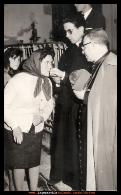 El obispo
Concha Peláez besando la mano al Obispo, detrás se ve a Luisa Muñoz (la mujer de Antonio el chabo) años 60.
Keywords: Concha Peláez Obispo