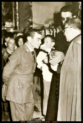 El quinto
Julián Guzmán (el quinto) besando la mano al obispo año 1965.
Keywords: el quinto obispo 