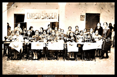 El taller
Curso de la máquina de coser Singer, que se impartía entre las jóvenes para que aprendieran su manejo.
Todas son chicas de La Guardia del año 1933.

Keywords: Curso de la máquina de coser Singer 1933