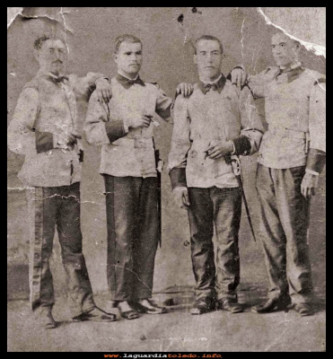 En Filipinas
Julián tacero 1º (por la derecha) haciendo el servicio militar en Filipinas año 1885.
Keywords: servicio militar Filipinas