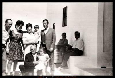 En el Santo Nino
En la ermita del Santo Niño, Paco Cabiedas y  Pili su mujer, Angelita Cabiedas y Jesús Pedraza con sus hijas, y Ángel Cabiedas.
Detrás, Navarro (el churrero) y su mujer Boni con la cámara de los helaos (era como un bidón con una pepeña cámara de aire al rededor, que se rellenava de hielo para conservar el frio) Año 1974

Keywords: ermita Santo Niño