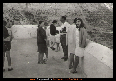  el Sto Niño
Año 1967, Inés Orgaz, su hermana Mari y Paca su madre, en el Sto Niño. Vemos en los cerros las pistas hechas para  los pinos, y estos si están puestos deben ser muy pequeños.

Keywords: las pistas hechas para  los pinos