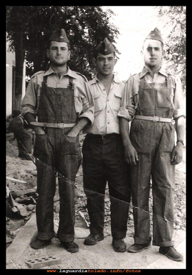 En la mili
Columbiano Orgaz Pedraza, Antonio Mascaraque Orgaz y Sebastián Peláez. 
Cuando Hicieron el servicio militar, en la base de Getafe (Madrid) en el año 1960.

Keywords: el servicio militar