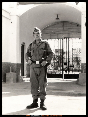 Enrique
Enrique de la Cruz,  cuando hizo  el servicio militar, en el regimiento de caballería de Melilla. (1968)
EL CURSO DE LA VIDA: < La mili
Keywords: el servicio militar