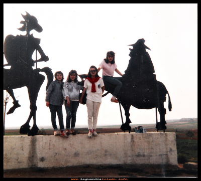Entre Quijote y Sancho
Entre el Quijote y Sancho, Pauli del Castillo, Mª Carmen Nuño, Olga Valero y Mª Jose, Peláez en el año  1988
Keywords: Mª Carmen Nuño