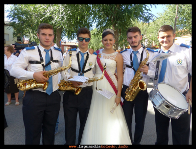 Entre músicos
Ana Nuño Campaya, dama saliente, posando con sus compañeros fiestas 24-9-2015
Keywords: Fiestas