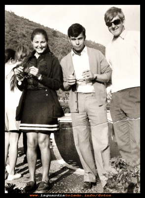 Lore, Perpeti y...
Loren Nuño y Perpeti Mora con una monitora de la catedra de la sección femenina, que estuvo en La Guardia en los primeros meses del año 1969.
Keywords: Loren Nuño  Perpeti Mora monitora  catedra