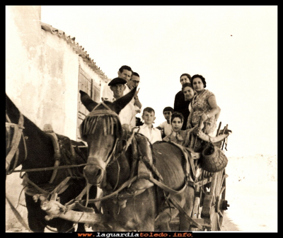En el verano
Familia Mora Aranda. Año 1953 
De camino a la era.
Keywords: Familia Mora Aranda
