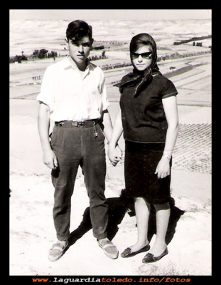 Eulogio y Pili
Manuel Eulogio  Sánchez Goñi familia de” los silleros” y María del Pilar Guzmán López . 
Foto del año 1965, su  1er.  año de novios  ( él 21 y ella 19 años)

Keywords: familia de” los silleros” 