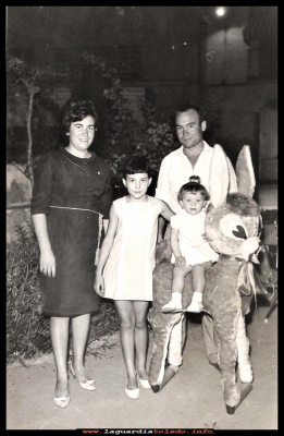 FAMILIA TACERO GARCÍA
Josefa García Peláez Y Vicente Tacero, con su hija Ana María y  Mª Presen García (Tullerias) Año 1968
