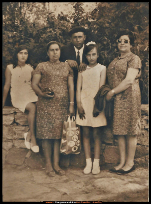 La familia
Familia (moñitos) recuerdo de la feria del campo 1966.
Por la izq: Inés Orgaz, Paca, Salvador, Mari e Inés.

Keywords: Familia (moñitos) 