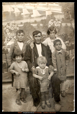 Familia Sánchez
Andrés Sánchez Largo y Familia.
José, Paca, Juliana, Tomasa y Abundio (1932)

Keywords:  Familia