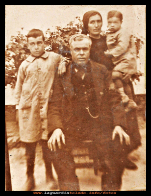 Familia
Familia González, Eladio e Ignacia con sus hijos, Jesús y Luis. Año 1925.
Keywords: Familia González 1925