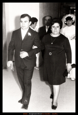 LA MADRINA
Félix Goni junto a su madre Juana, madrina de su boda. (15-9-1971) 
Keywords:  madrina  boda