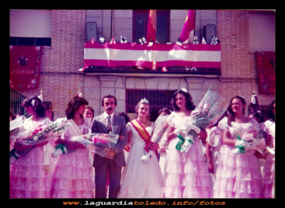 Fiestas 1982
Mª del Mar López Morales reina de las fiestas 1982, acompañada de su sequito.
Keywords: reina fiestas