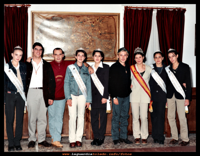 Fiestas (1998)
Reina, damas y mantenedor del año1988, posando con los “PECOS” 
Keywords: año1988 los “PECOS” 
