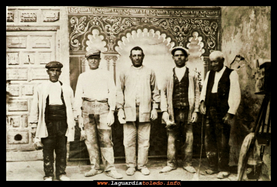 Foto para el recuerdo
El tío Oliva y el tío Columbiano Gómez, con albañiles y pintores. Año 1885.
Keywords: El tío Oliva y Columbiano Gómez