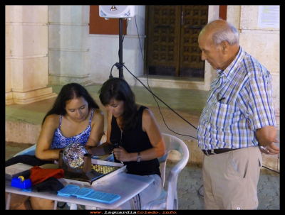 Comprobando  
Patricia e Inés verificando el bingo de “TRADICIONES AL FRESCO” del 22-7-2016.
Keywords: bingo  tradiciones fresco