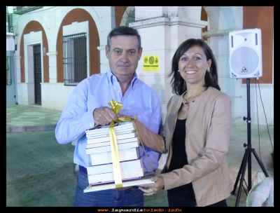 Ganador del bingo
Ángel Tacero Roncero ganador del bingo de TAF 2015, que recibe el obsequio de manos de Inés “sita”
Keywords: Ángel ganador bingo