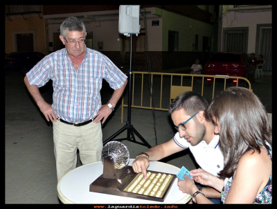 Verificando 
Fernando e Inés verificando el bingo de “TRADICIONES AL FRESCO” del 22-7-2016.
Keywords: bingo  tradiciones fresco