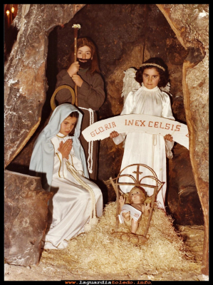 Navidad 1980
Belén viviente en la iglesia parroquial, representado por los niños: Cristóbal Moya "San José" Geles Huete la "virgen María"  y Geles Campaya el "ángel"
Keywords: Belén iglesia