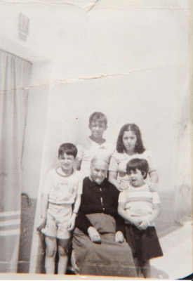 Gregoria (la patoja) y sus nietos Luis, Juan, Mari y Paloma
EL CURSO DE LA VIDA: < Las familias
