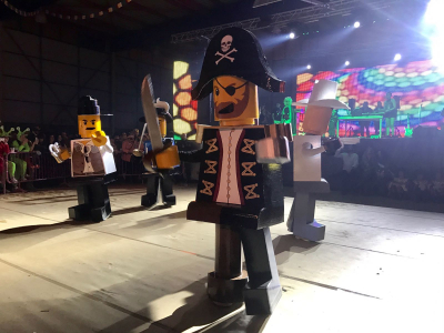 Carnaval 2017
Primer premio comarcal en el concurso nocturno del pabellón polideportivo para este grupo de Tembleque como figuras de LEGO. 4-3-17
Keywords: carnaval 2017
