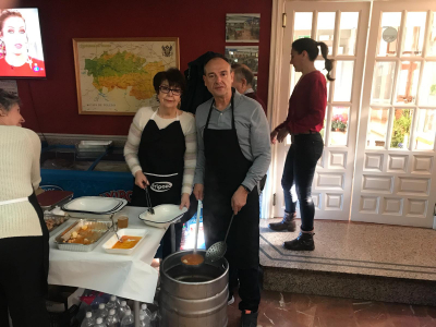 LOS COCINEROS
Manoli y Juan Cristóbal cocinero del evento preparados para repartir judías entre los comensales
