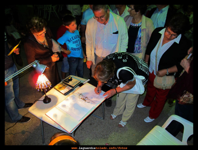 Firma en el libro de firmas para llevar a San Isidro a La Pradera 2013
Keywords: Firma en el libro de firmas para llevar a San Isidro a La Pradera 2013