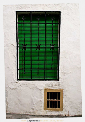 Persiana y ventana de la cueva, en la calle de las Procesiones.
Keywords: Persiana y ventana de la cueva, en la calle de las Procesiones.