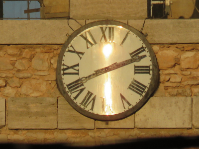El reloj de la Iglesia reflejando la luz solar el día de cambio de hora de otoño. 30-10-2016

