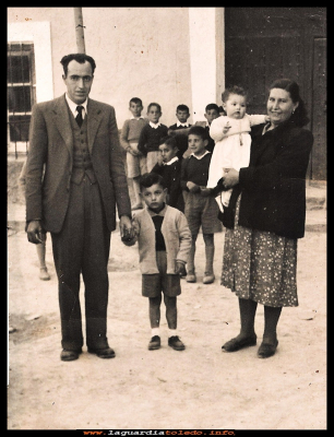 Familia González Nuño
La familia González Nuño Junto a sus hijos Luis e Ina, detrás el ayuntamiento, y una cuadrillita de niños. año 1953
Keywords: familia González Nuño