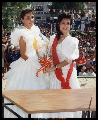 Fiestas patronales 1991
Inmaculada García, dama de honor 1990, entregando ramo de flores a la dama entrante, Gema
Keywords: fiestas 1991 gema inmaculada