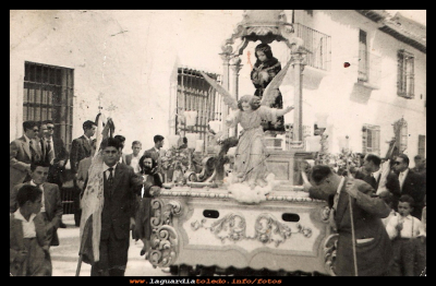 Inocente.
Fiestas 1954. Inocente Orgaz Pedraza con la bandera del Sto. Niño y Alberto García
Keywords: Fiestas 1954