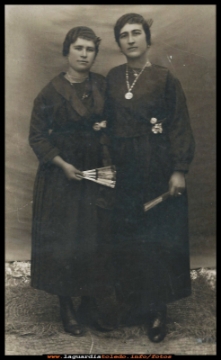 AÑOS 20
Las primas Juana y Benita Peláez, en las fiestas patronales del año 1927. 
Keywords:  fiestas patronales 