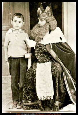 Reyes Magos de 1963
José Luis Tacero Roncero pidiéndole sus regalos al rey Mago, en el año 1963.
Keywords: regalos  rey Mago