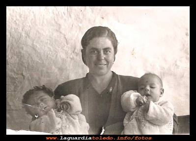 Juana con sus mellizos
Juana Hernández con sus hijos mellizos Jesús y Paco Huete 1953
Keywords: mellizos Jesús y Paco Huete 