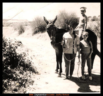  Juli y familiares
Juli Orgaz (la pinta) sujetando el ramal de la mula, junto a unos familiares. Año 1962.
EL CURSO DE LA VIDA: La infancia y niñez
Keywords: Juli Orgaz (la pinta)