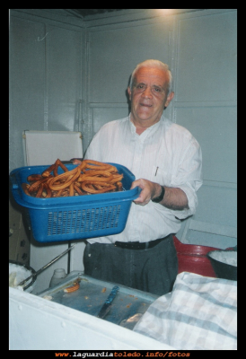 Julio Campaya
Año 2000. Julio Campaya, en su oficio de churrero.
Esta fotografía se la fue mandada desde Francia.
EL CURSO DE LA VIDA: Los trabajos y oficios
Keywords: oficio de churrero