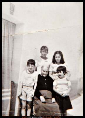 LA ABUELA Y NIETOS
Gregoria la (patoja) y sus nietos Luis, Juan, Mari y Paloma
Keywords: Gregoria