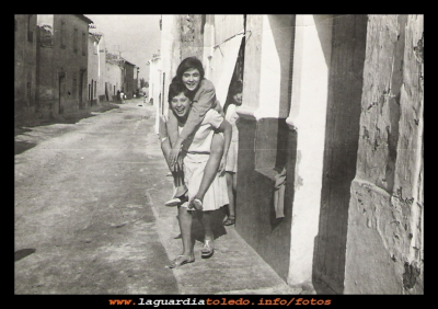 La Villeta
Año 1968, Matilde "Cepa" e Ines Orgaz en la Villeta, puerta de su tia Ines. Vemos la conocida calle sin asfaltar, como tantas otras en aquella época. Al fondo, se aprecian algunos árboles del jardín.

Keywords: la Villeta (sin asfaltar)