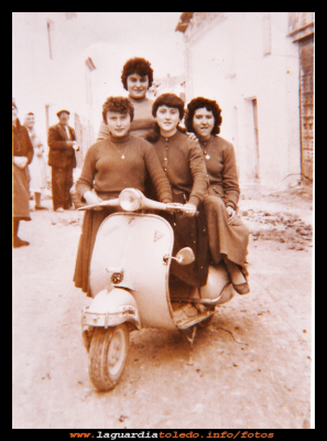 La vespa
Años 50, mozas en una vespa, en la época la foto en la moto era de lo más original.
Las chicas son: Petra, Luisa, María y Basi.

Keywords: Años 50 vespa