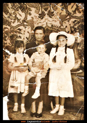  La familia
Año 1954. Teófila con sus hijos, Juli, Marcelino y Seve.
EL CURSO DE LA VIDA: < Las familias
Keywords: Teófila con sus hijos