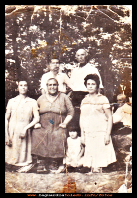 Familia Guzmán Peláez
Familia Guzmán Peláez
Daniela, Antonia, Rosi, Juana, Goyo y Daniel. Año 18-7-1964.

Keywords: Familia Guzmán Peláez