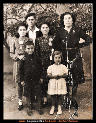 La familia
Familia Sánchez Pedraza (los jaberganderos)     
Paco, Santiaga, Nati, Juana, Juanito y fina. (1940)

Keywords: Familia Sánchez Pedraza 