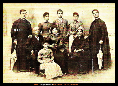 La familia
Retrato de la familia Mora, en el año 1893.
Keywords: familia Mora año 1893