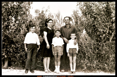 La familia
Juliana Sánchez Muñoz y Santiago Santiago en el cerro junto a sus hijos Cesar, Eduardo y Pepe año 1965.
Keywords: Juliana  Santiago cerro