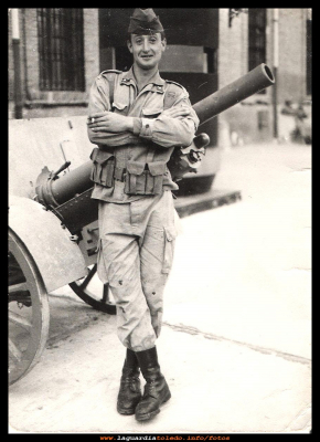 La mili
Año 1970, Ángel Aguilar en la mili, en el regimiento de artillería de Vicálvaro (Madrid)

Keywords: la mili