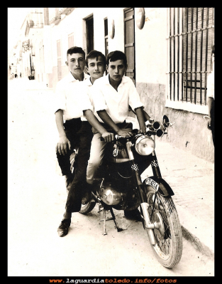 La Guzi
Juan Galán (el molinero) Alfonso Sánchez y Paco Guzmán, por la calle Mayor en una “guzi”
Keywords: calle Mayor el molinero Alfonso Paco moto guzi